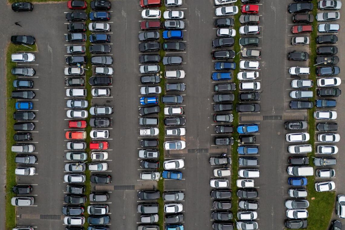 Badanie: co piąty Polak nie czuje potrzeby posiadania samochodu na własność