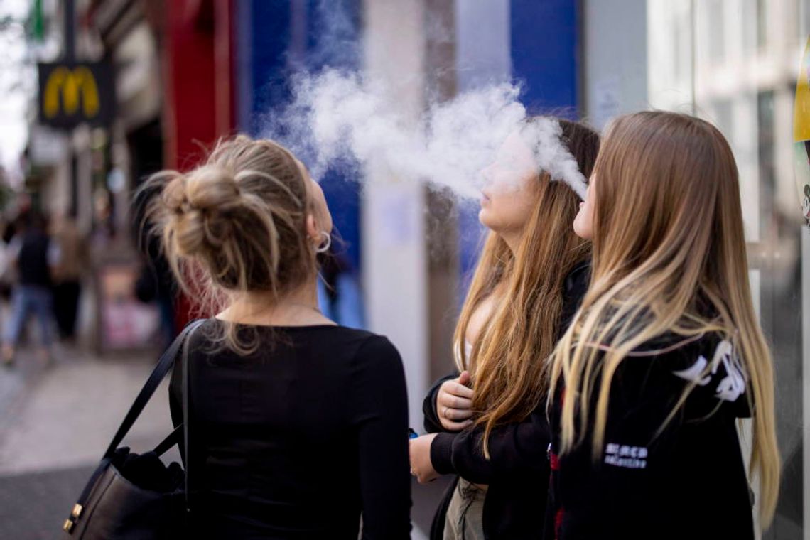 Badanie: e-papierosy mogą narażać nastolatków na toksyczne działanie metali ciężkich