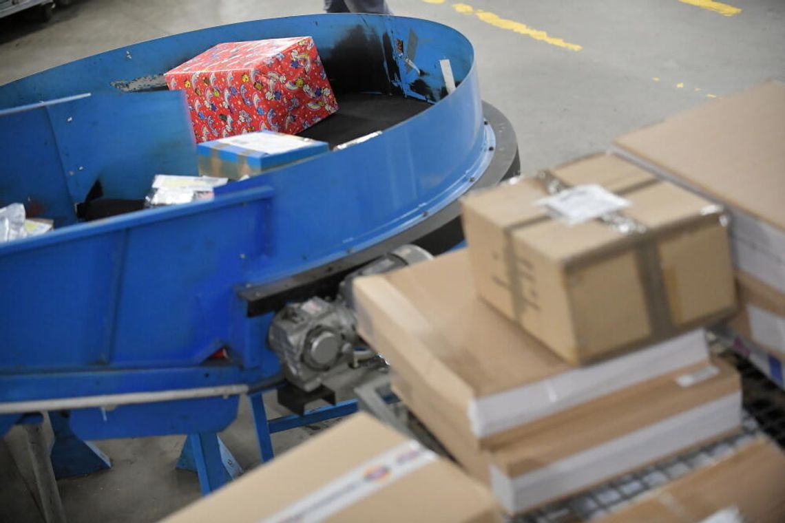 Badanie: ponad połowa Polaków czuje winę z powodu ilości plastiku w zakupach online odzieży