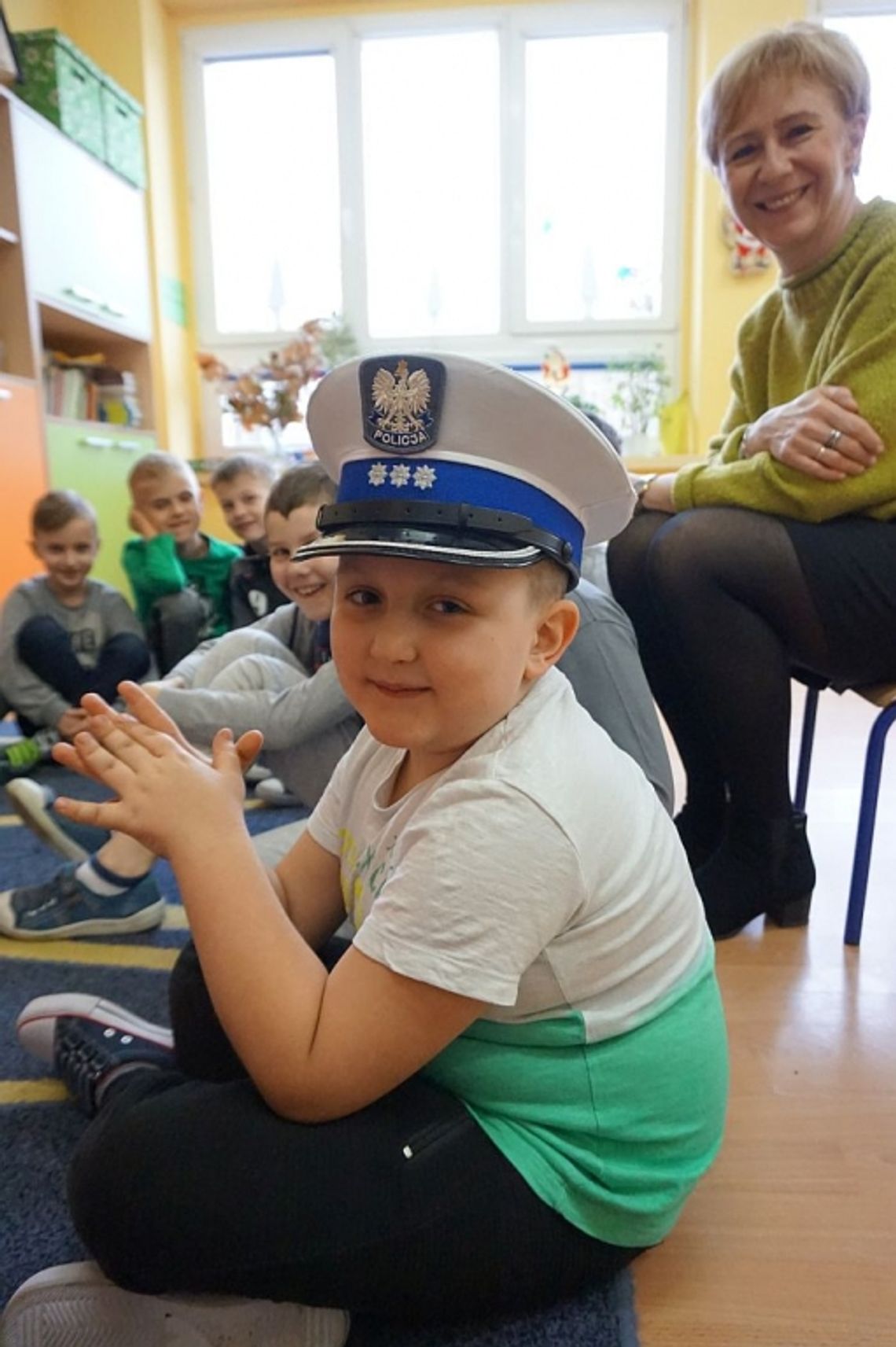 Bezpieczny pieszy - pogadanka z dziećmi ze szkoły w Komorowie