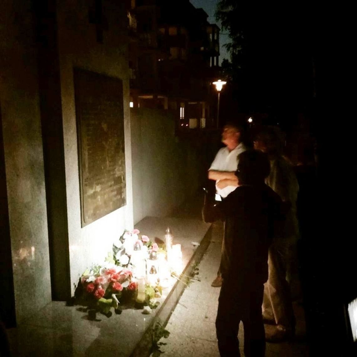 Białe róże pod Płytą Straceń