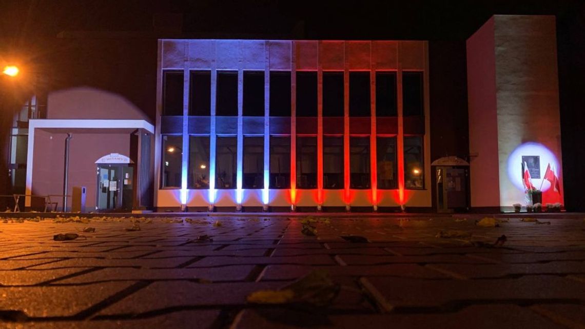 Biało-czerwona iluminacja na budynku PCAS - dla Niepodległej