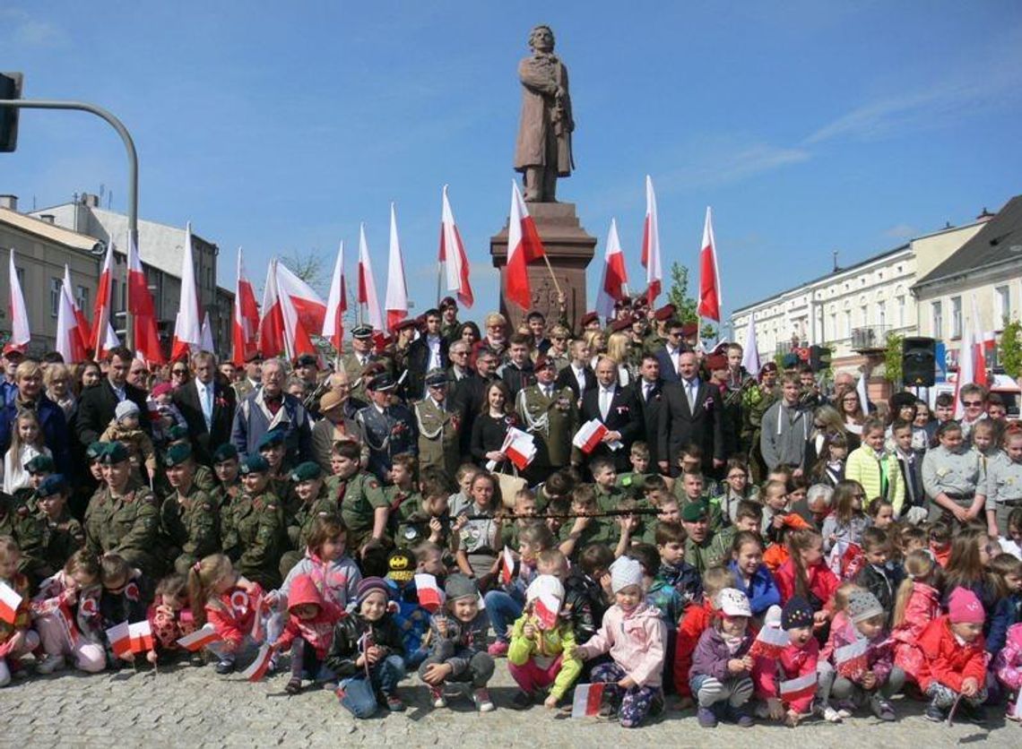 Biało-czerwony „Mechanik” świętuje Dzień Flagi w Tomaszowie Mazowieckim Biało-czerwony „Mechanik” świętuje Dzień Flagi w Tomaszowie Mazowieckim