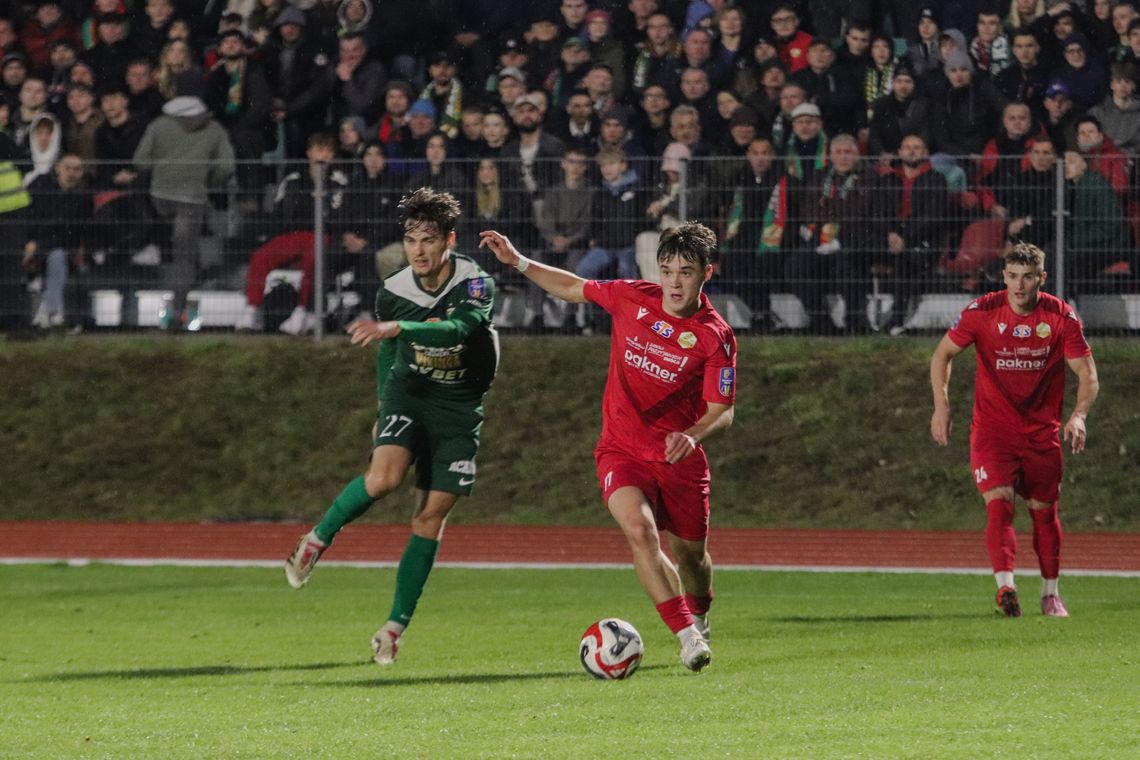 Blisko sensacji w Tomaszowie — Lechia przegrała 1:2 ze Śląskiem w Pucharze Polski po golu Chwałowskiego, czerwonej kartce i paradach Głogowskiego