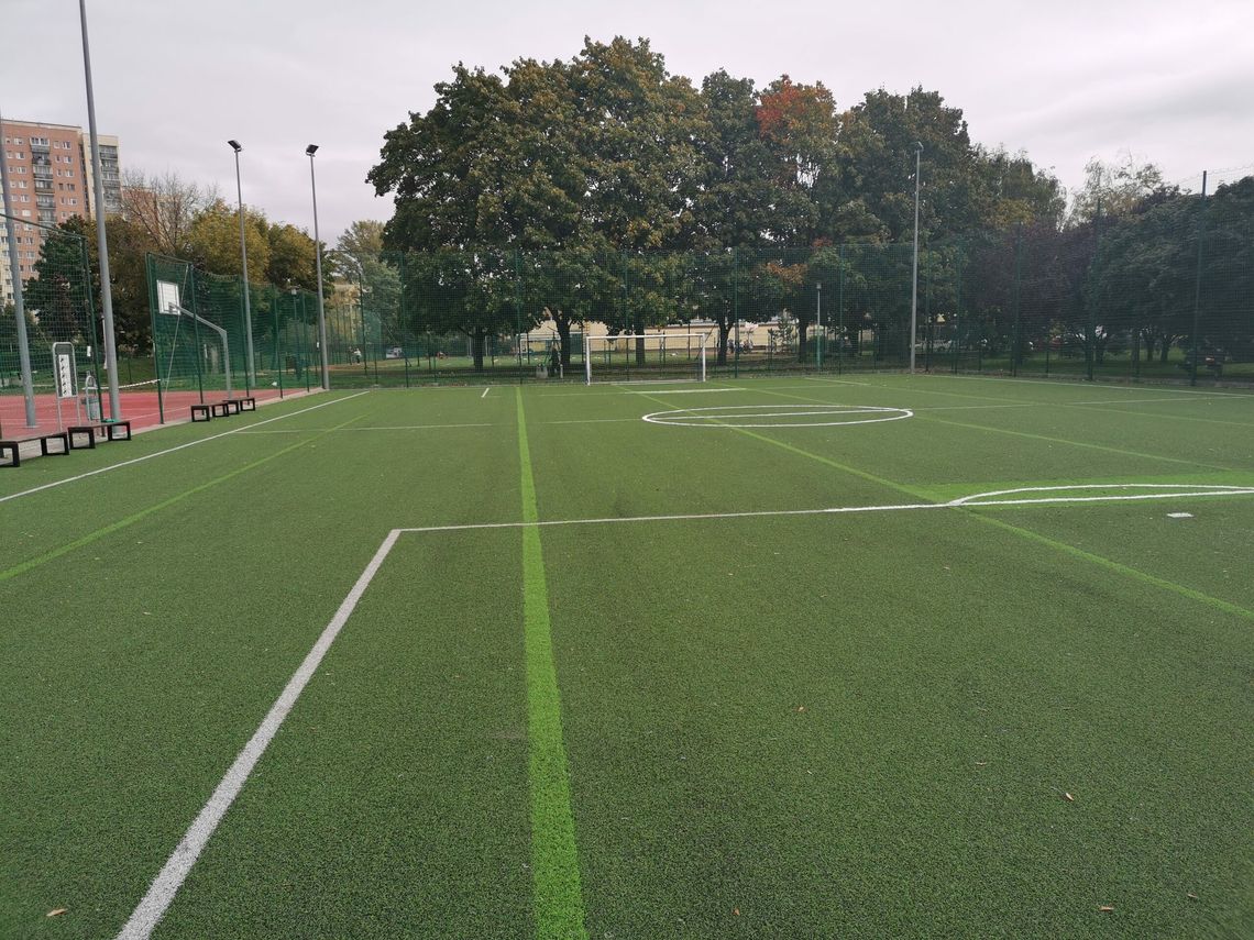 Boiska z sztuczną trawą, trawą syntetyczną – jak wybrać wykonawcę?