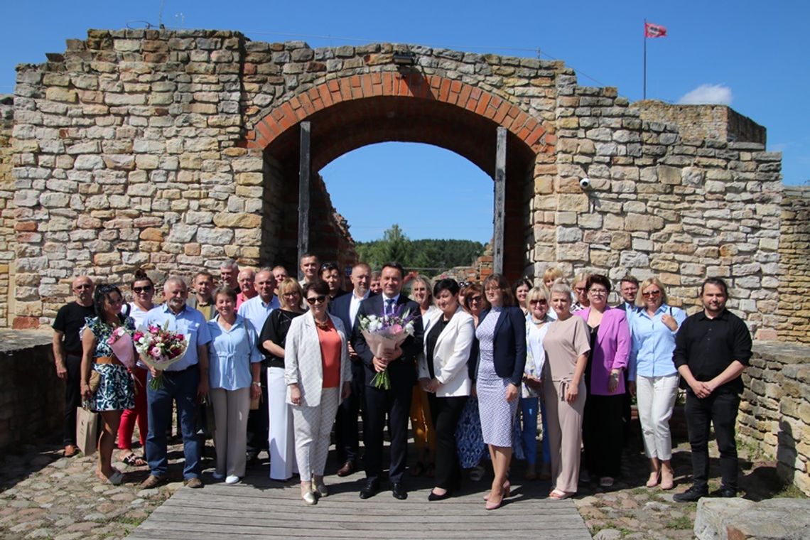 Burmistrz Inowłodza z udzielonym absolutorium oraz wotum zaufania.