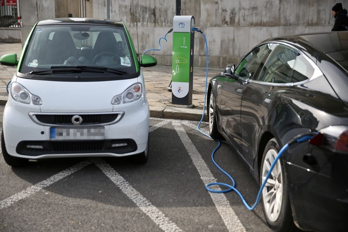 Carsmile: w 2022 r. droższe samochody, spadek udziału leasingu, więcej elektryków