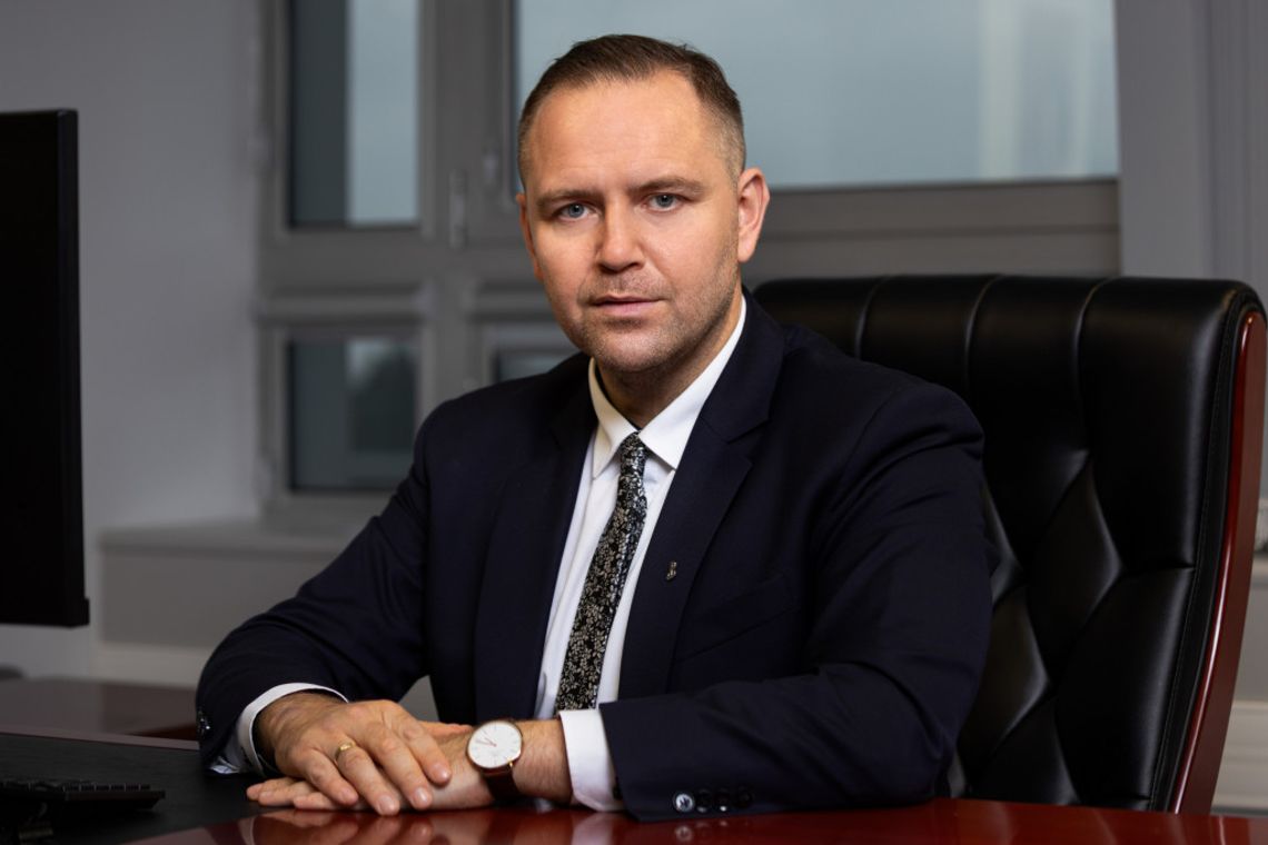 CBOS: Nawrocki liderem zaufania; tuż za nim ex aequo Kosiniak-Kamysz i Sikorski