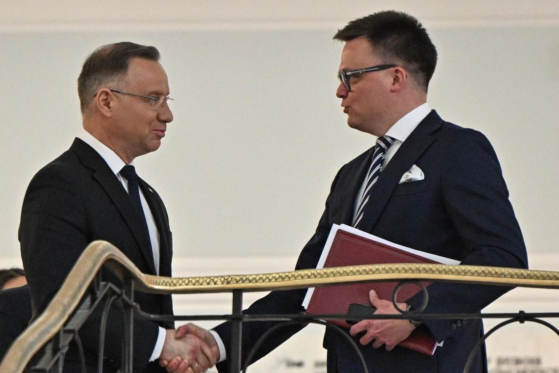 CBOS: Szymon Hołownia i Andrzej Duda wciąż liderami rankingu zaufania do polityków