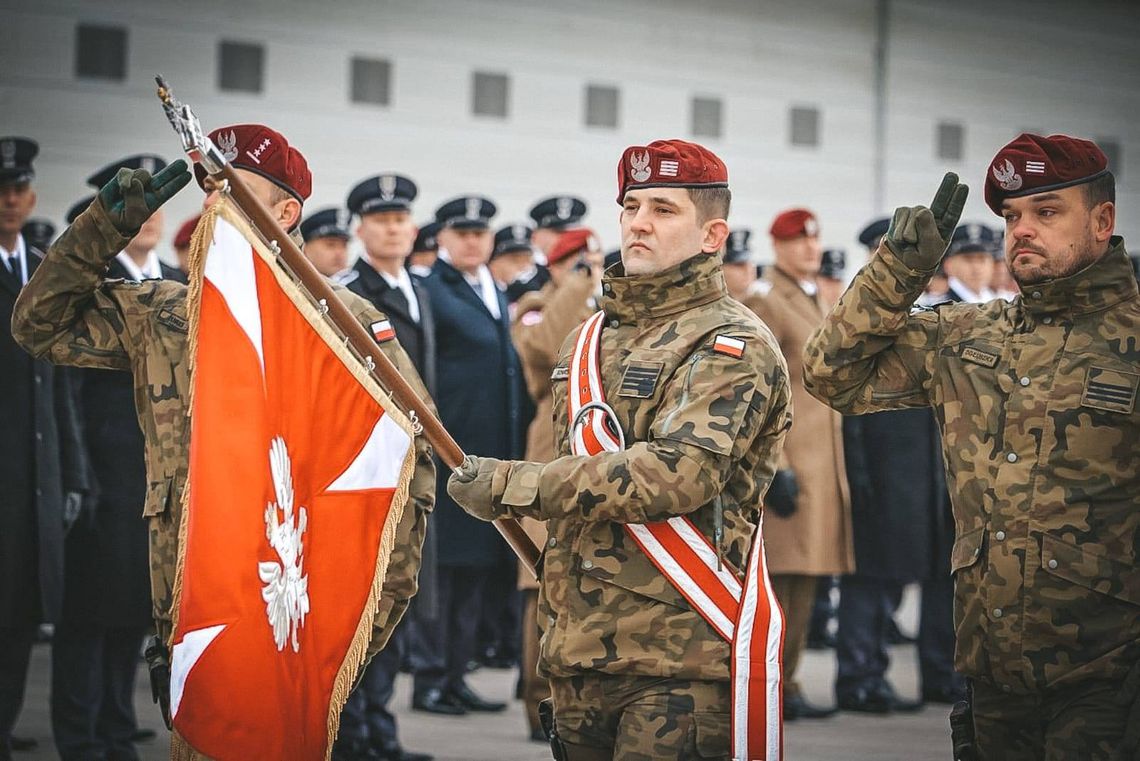 Chorągiew Wojska Polskiego dla 7 Dywizjonu Lotniczego. Wyjątkowe święto w Nowym Glinniku Chorągiew Wojska Polskiego dla 7 Dywizjonu Lotniczego. Wyjątkowe święto w Nowym Glinniku