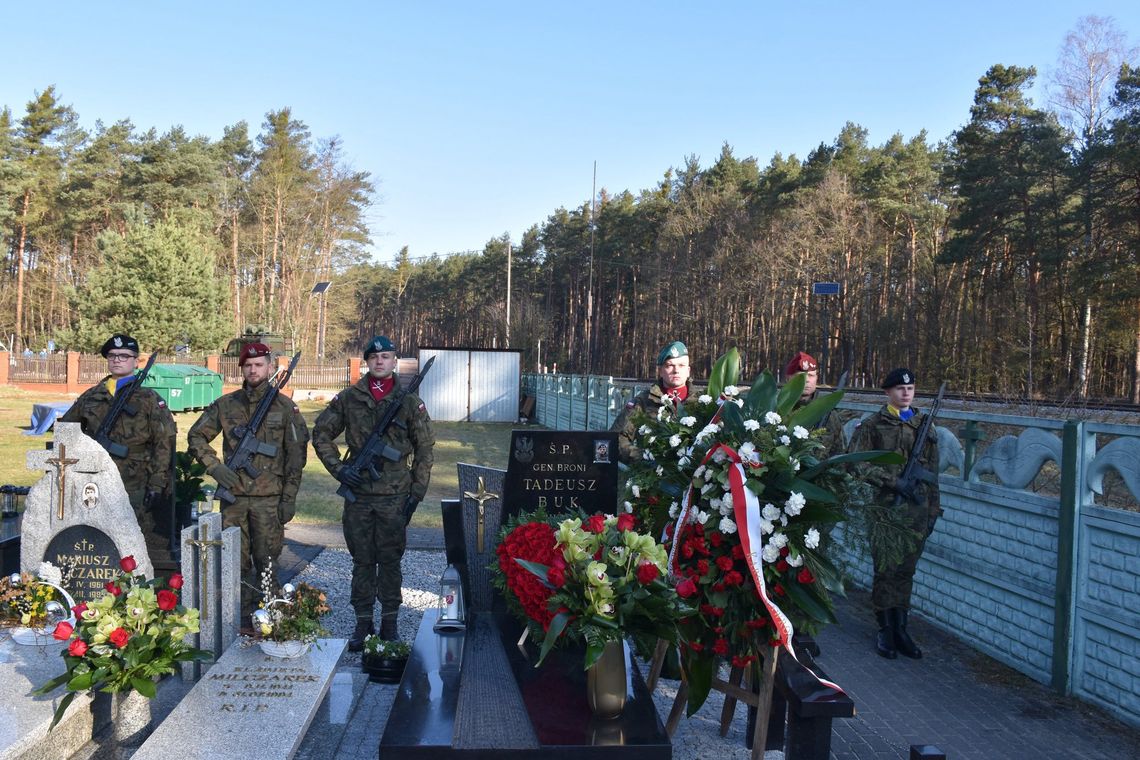 Cicha uroczystość przy grobie gen. Tadeusza Buka — sztafeta pamięci ofiar Katastrofy Smoleńskiej Cicha uroczystość przy grobie gen. Tadeusza Buka — sztafeta pamięci ofiar Katastrofy Smoleńskiej
