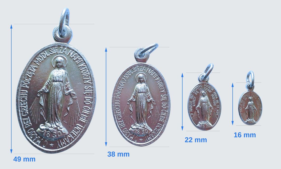 „Cudowne” medaliki pod krzesłami radnych. Kto je przykleił i po co?