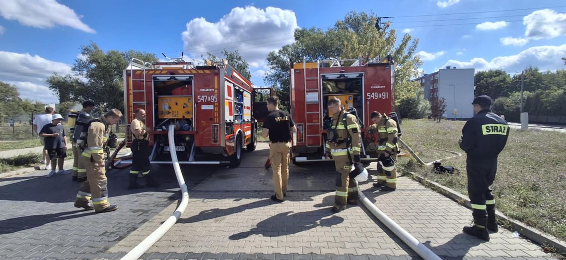 Ćwiczenia strażaków na basenie SP nr 10 w Tomaszowie – praktyka i współpraca jednostek Ćwiczenia strażaków na basenie SP nr 10 w Tomaszowie – praktyka i współpraca jednostek