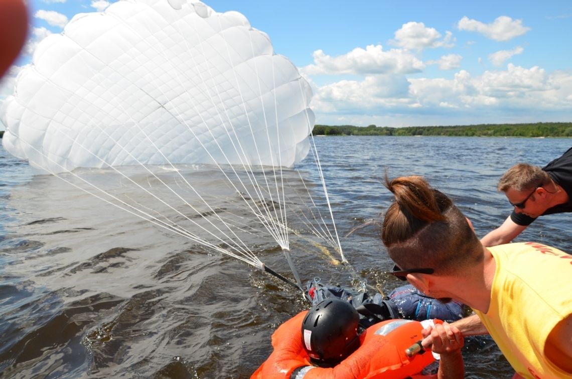 Czasze spadochronów nad Zalewem Sulejowskim