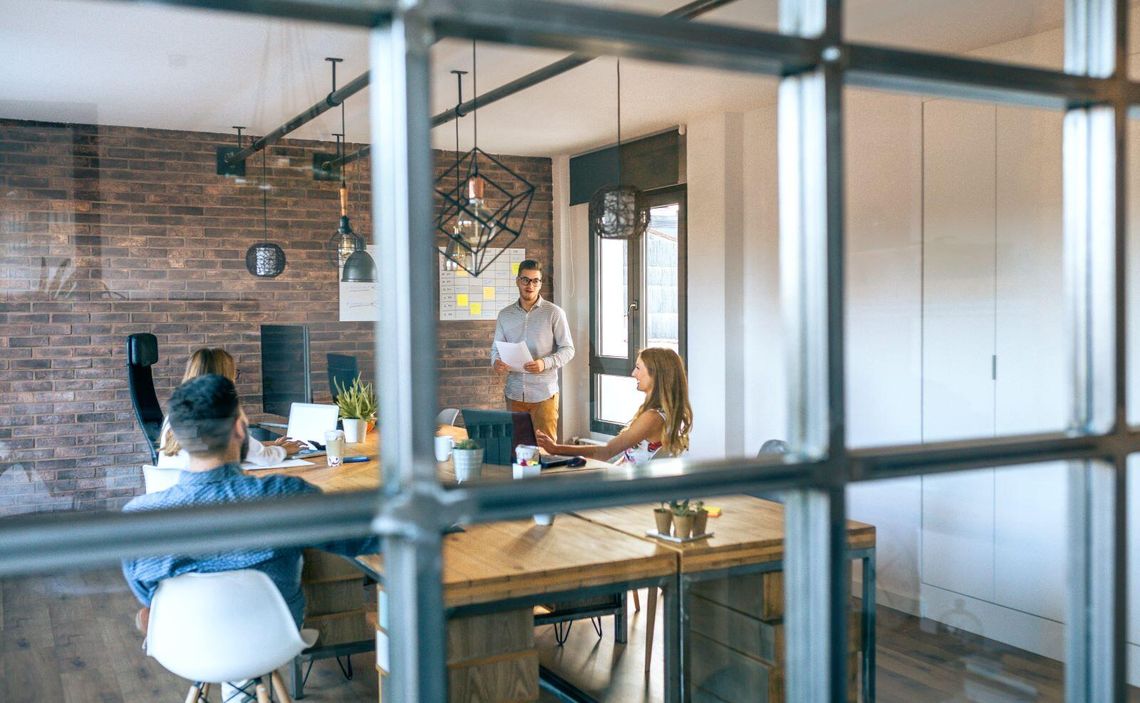 Czym charakteryzują się nowoczesne biura firmowe? Trendy w 2025 roku