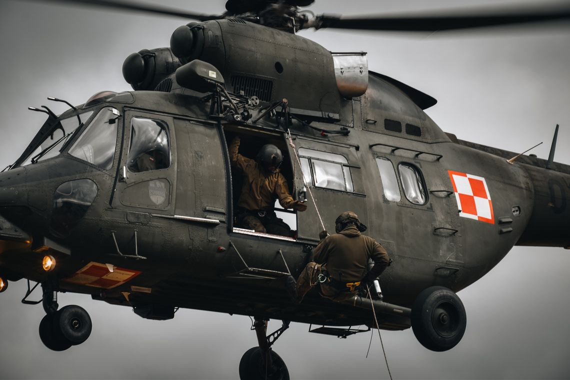 Desant ze śmigłowca i techniki linowe. Emocji podczas ćwiczeń nie brakuje Desant ze śmigłowca i techniki linowe. Emocji podczas ćwiczeń nie brakuje