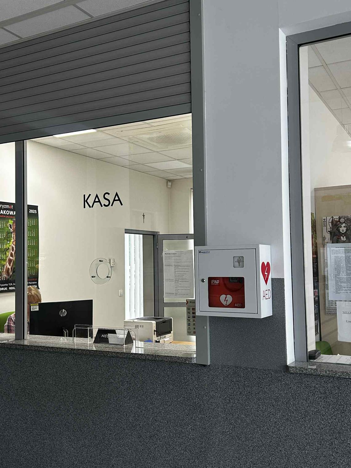 Dwa defibrylatory AED w Starostwie. Więcej bezpieczeństwa dla mieszkańców powiatu