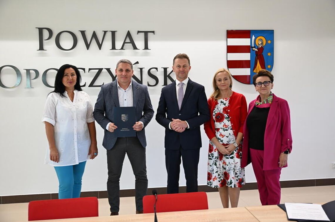 Dziewięcioro nauczycieli z awansem. Uroczystość w Powiecie Opoczyńskim Dziewięcioro nauczycieli z awansem. Uroczystość w Powiecie Opoczyńskim