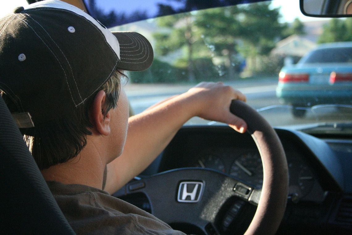 Ekspertka: młodzi kierowcy częściej narażają się na większe ryzyko na drodze