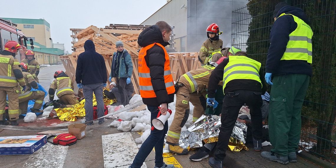 Eksplozje paczek w Ceramice Paradyż - spektakularne ćwiczenia ratownicze i ewakuacyjne w pięciu zakładach produkcyjnych