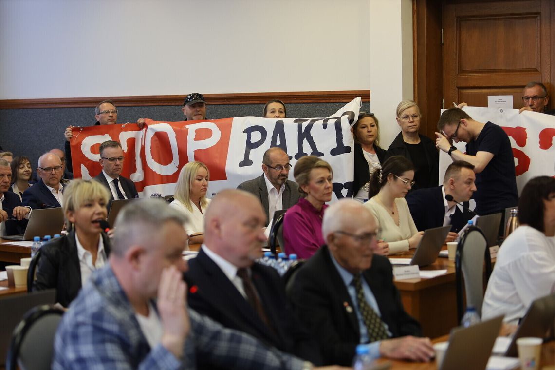 Emigranci za miedzą? W Piotrkowie burza z piorunami