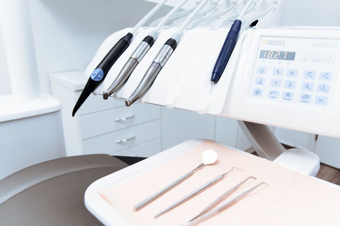 Ergonomia w opiece zdrowotnej: jak nowoczesny sprzęt stomatologiczny poprawia warunki pracy personelu medycznego?