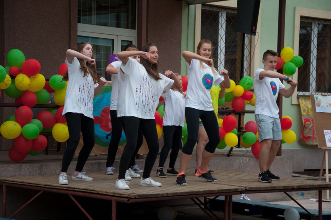 Festyn „Czas na zdrowie” w Gimnazjum nr 6: trampoliny, konkursy i zdrowy poczęstunek dla uczniów i gości Festyn „Czas na zdrowie” w Gimnazjum nr 6: trampoliny, konkursy i zdrowy poczęstunek dla uczniów i gości