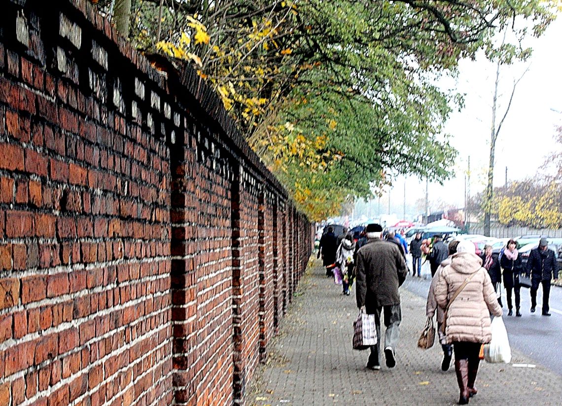 (FOTO) Święto Zmarłych na cmentarzu przy ulicy Smutnej