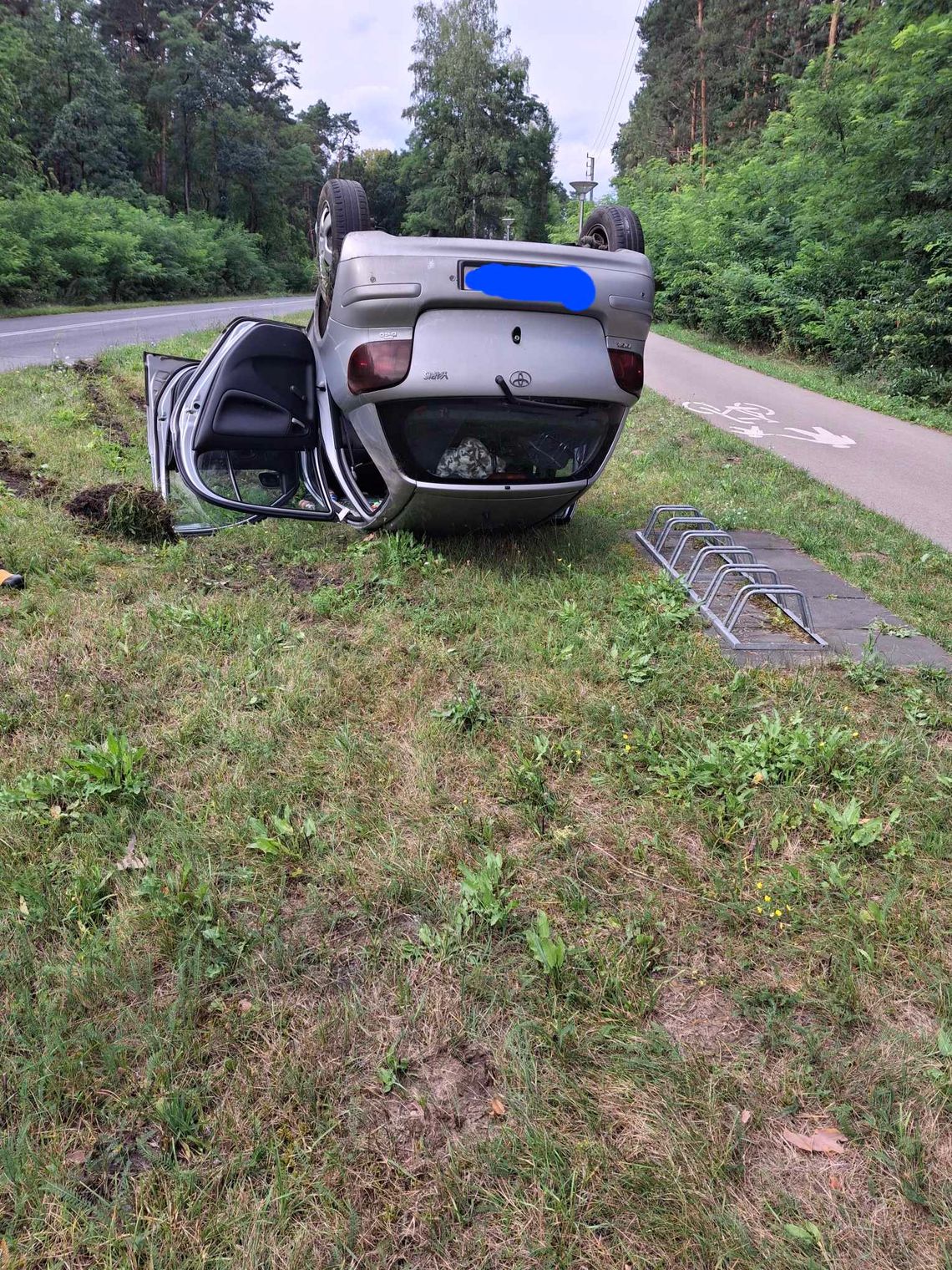 Groźnie na drodze. Pijany i rozpędzony zatrzymał się na dachu.