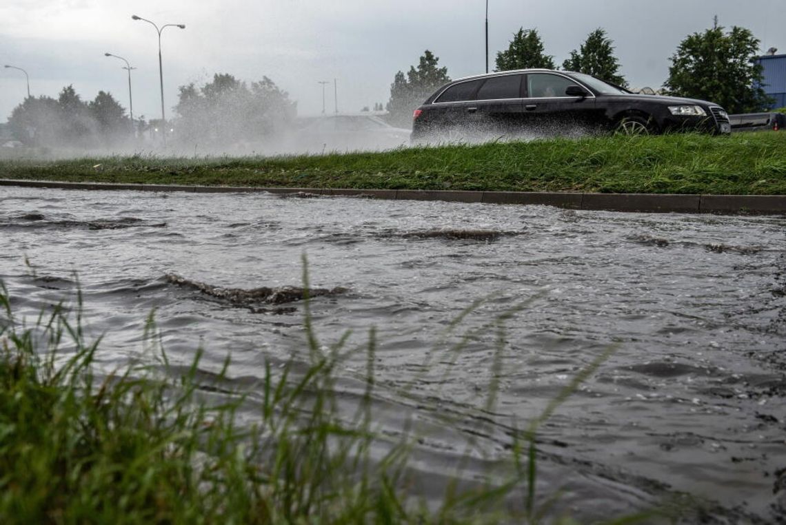 IMGW: burze z silnym deszczem do 30 mm w 10 województwach IMGW: burze z silnym deszczem do 30 mm w 10 województwach
