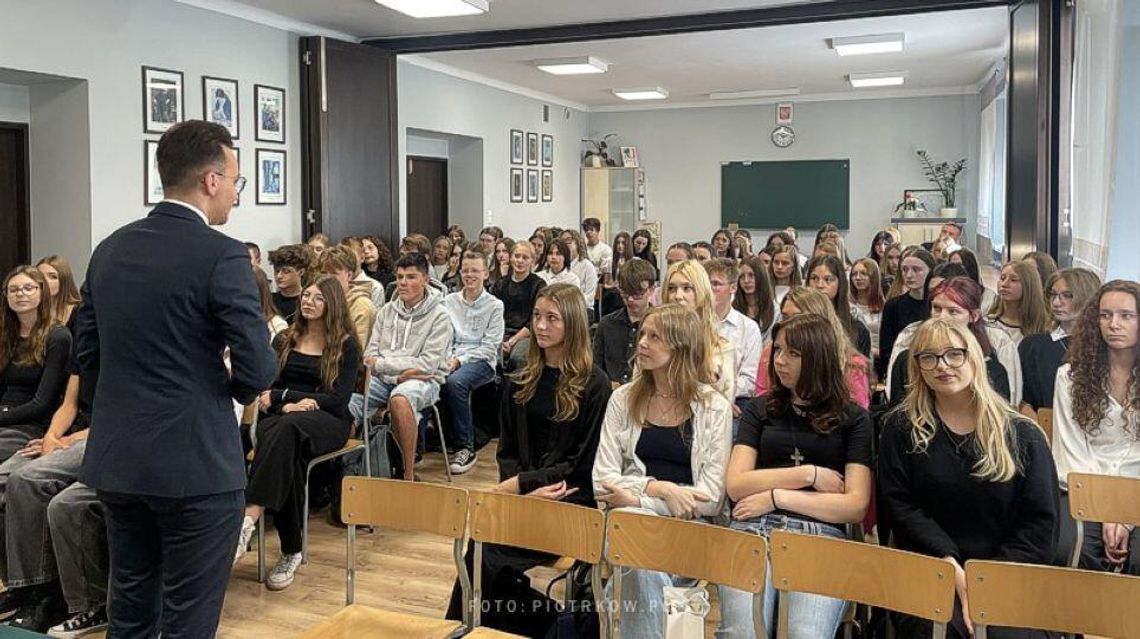 Indoktrynacja na dzwonek? Politycy wchodzą do szkół