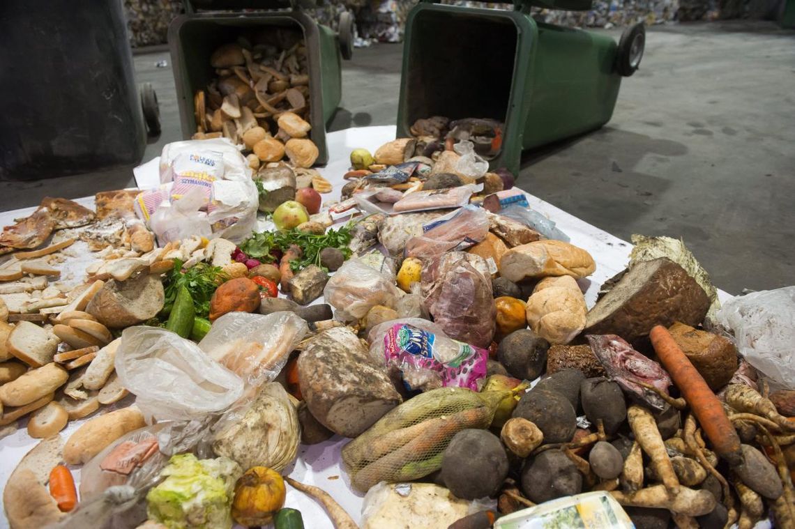 Instytut Ochrony Środowiska: każdy Polak marnuje średnio 123 kg żywności rocznie