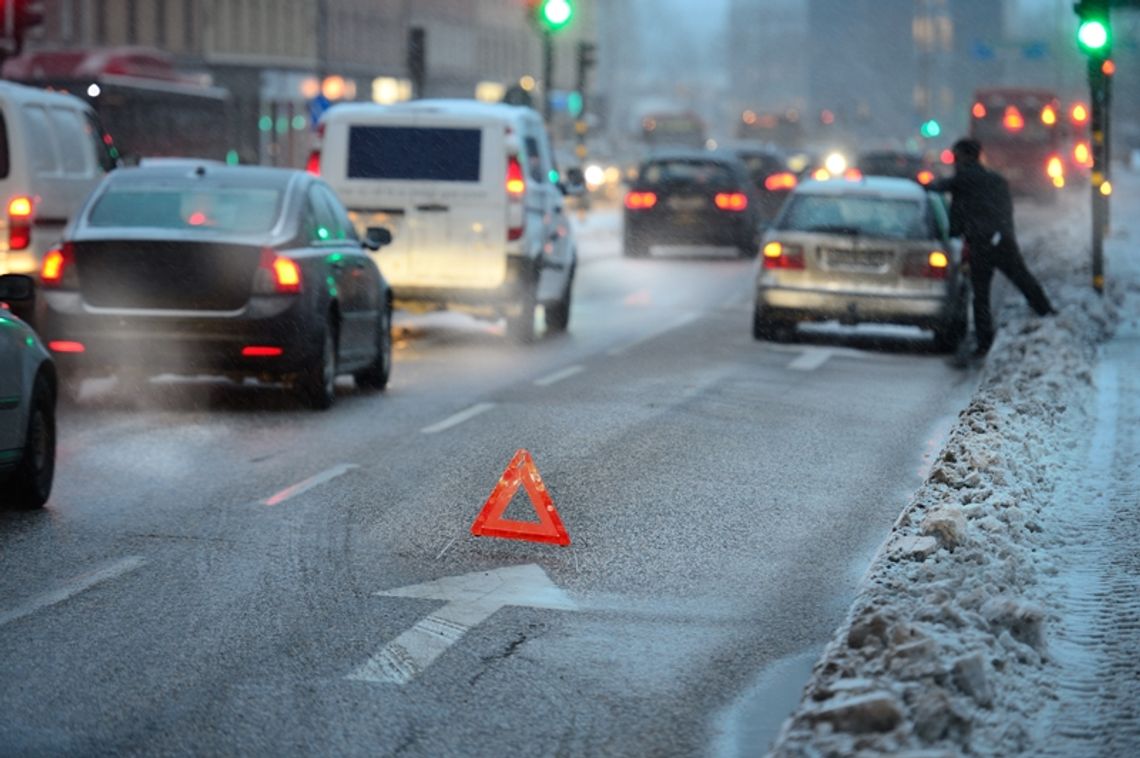 Jak bezpiecznie jeździć zimą