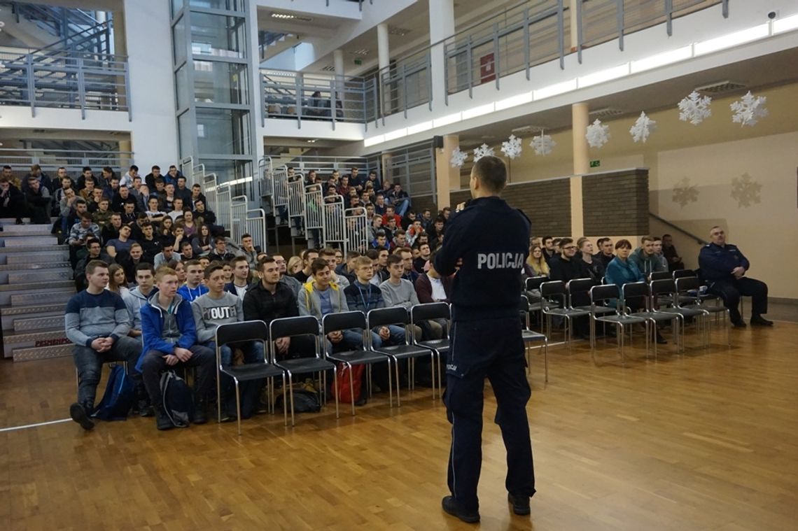 Jak bezpiecznie zachowywać się za kierownicą