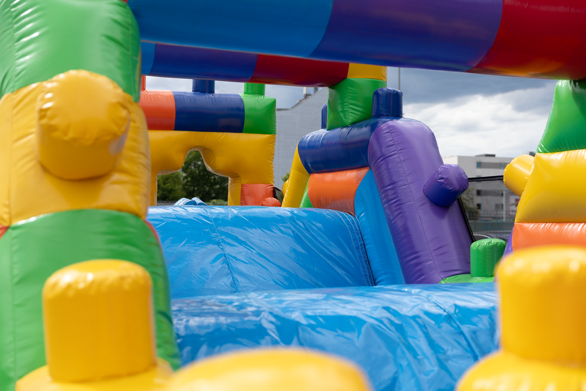 Jak kolorowe zamki dmuchane przyciągają najmłodszych i budują pamięć marki?
