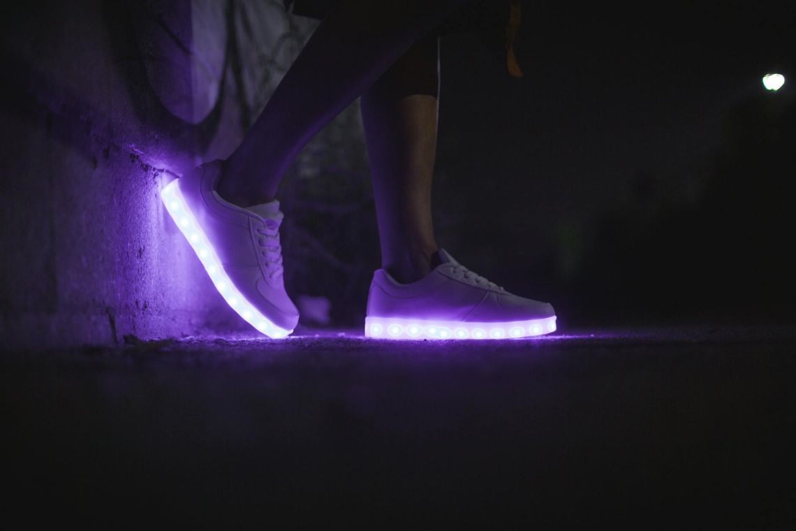 Jak nosić neonowe buty sportowe z klasą?