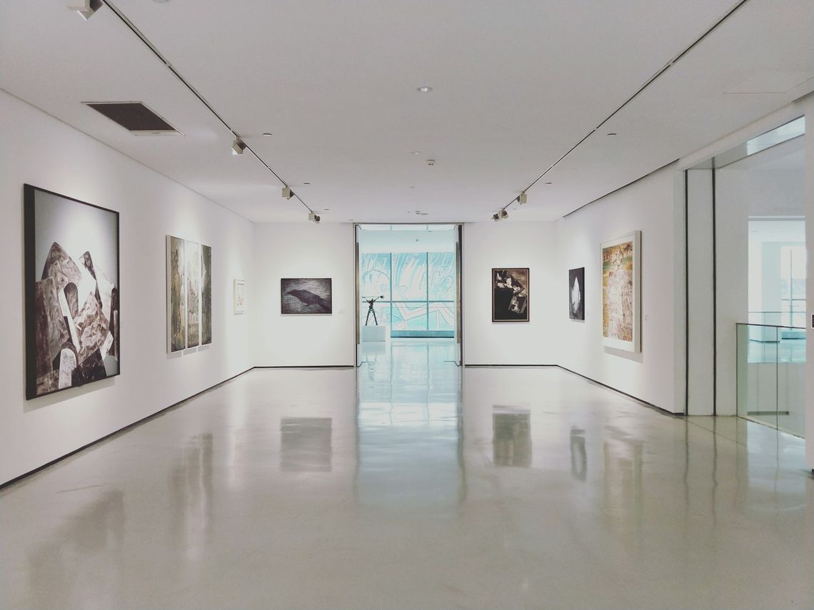 Jak odwiedzać galerie sztuki w Warszawie, aby w pełni cieszyć się kulturą miejską?