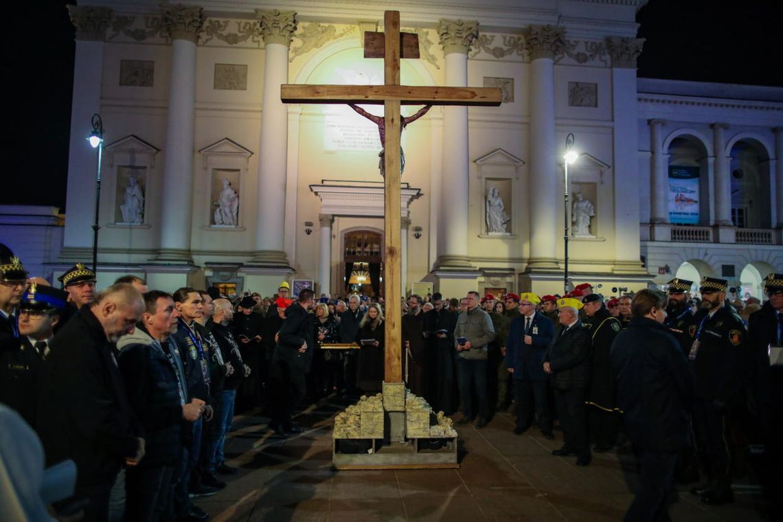 Kard. Nycz na zakończenie Drogi Krzyżowej: wojna to wielka porażka ludzkości