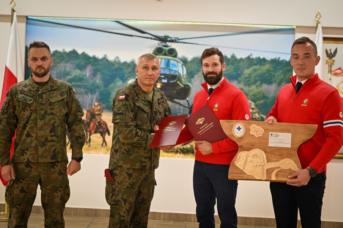 Kawalerzyści razem z GOPR-owcami