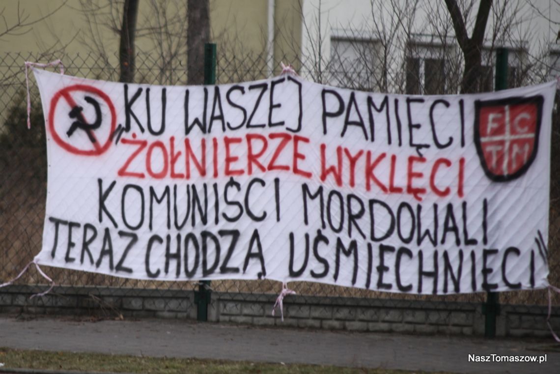 Kibice w hołdzie bohaterom