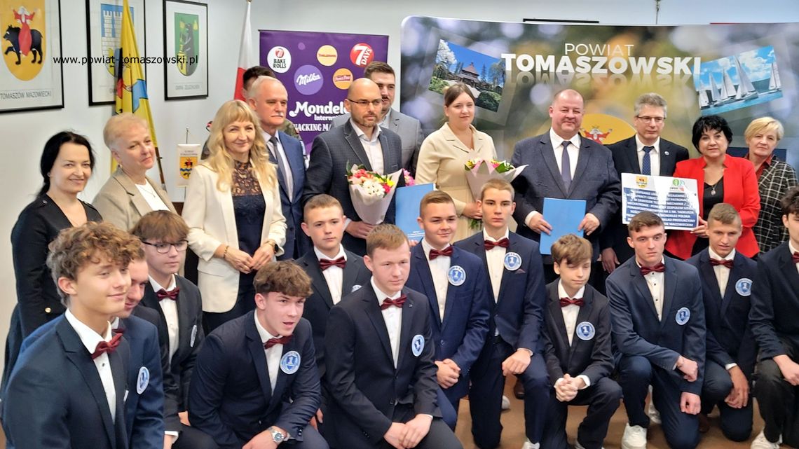 Klasa patronacka czy scenografia do PR? Dzieci nie są rekwizytami Klasa patronacka czy scenografia do PR? Dzieci nie są rekwizytami