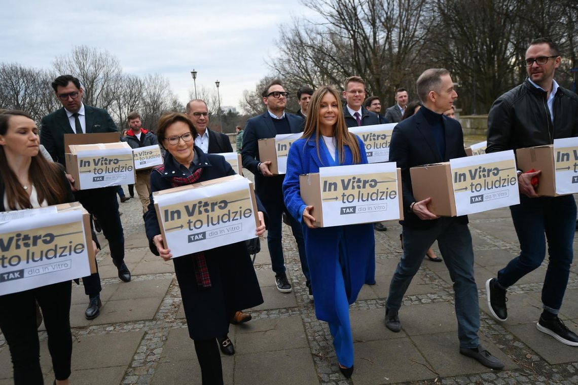 KO złożyła obywatelski projekt ustawy ws. refundacji procedury in vitro; zebrano 500 tys. podpisów