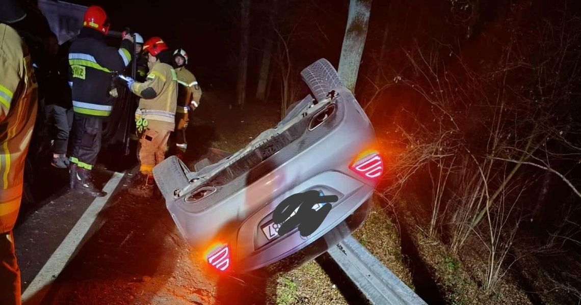 Kolizja na drodze krajowej nr 48. Jeden z pojazdów dachował Kolizja na drodze krajowej nr 48. Jeden z pojazdów dachował