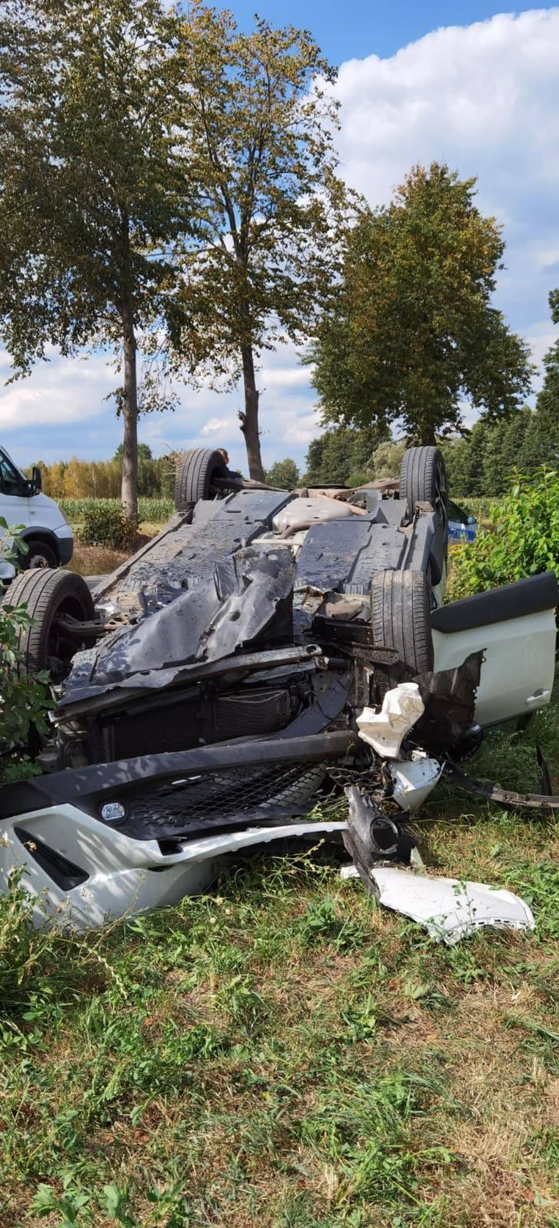 Kolizja w Józefinie. Auto uderzyło w drzewo i dachowało – interweniowało OSP Ujazd i JRG Tomaszów
