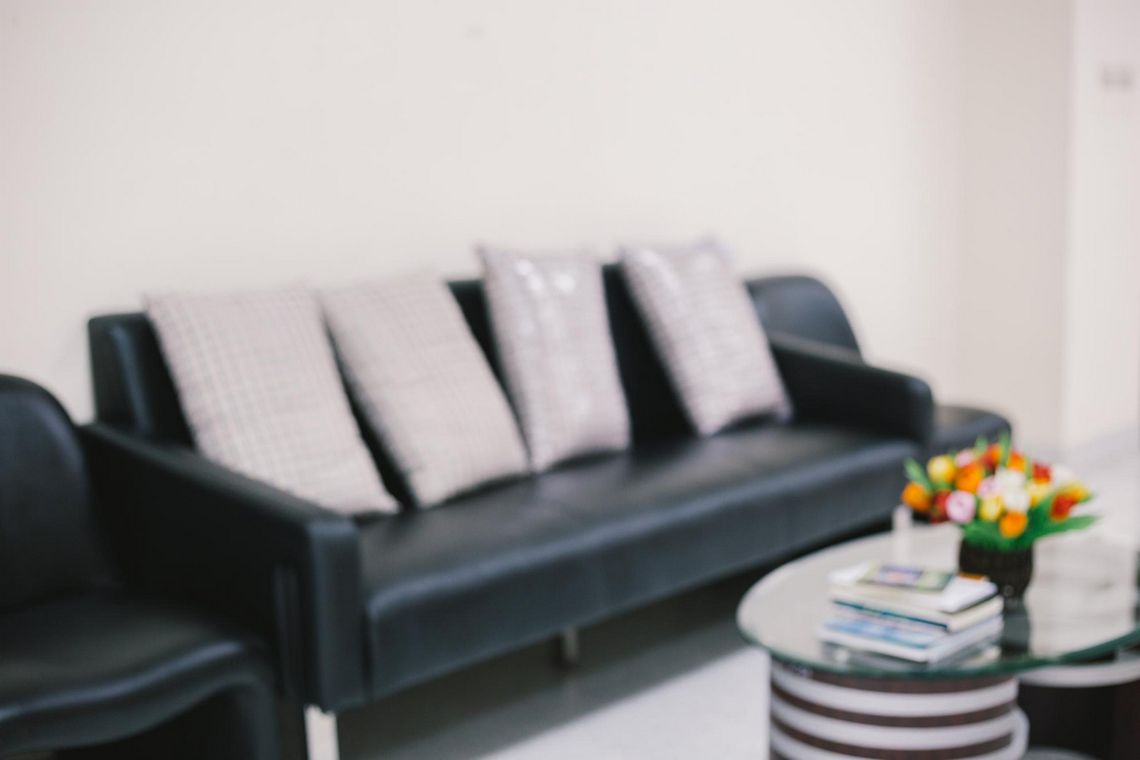 Komfortowa sofa do poczekalni - jak wybrać idealny mebel do swojego biura