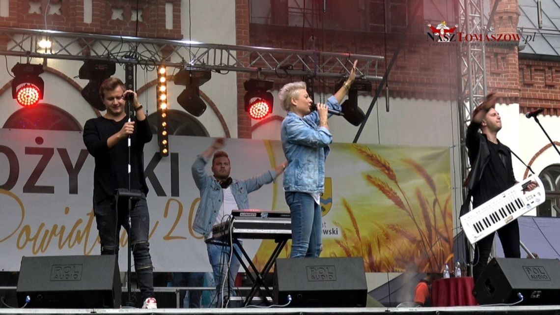 Koncert zespołu "Piękni i Młodzi" na Powiatowych Dożynkach w Ujeździe