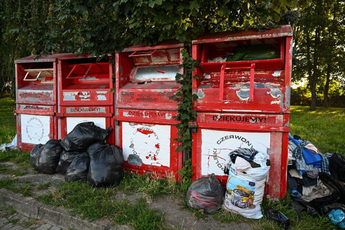 Koniec współpracy Wtórpolu z PCK. Co dalej z kontenerami na odzież w Tomaszowie Mazowieckim?