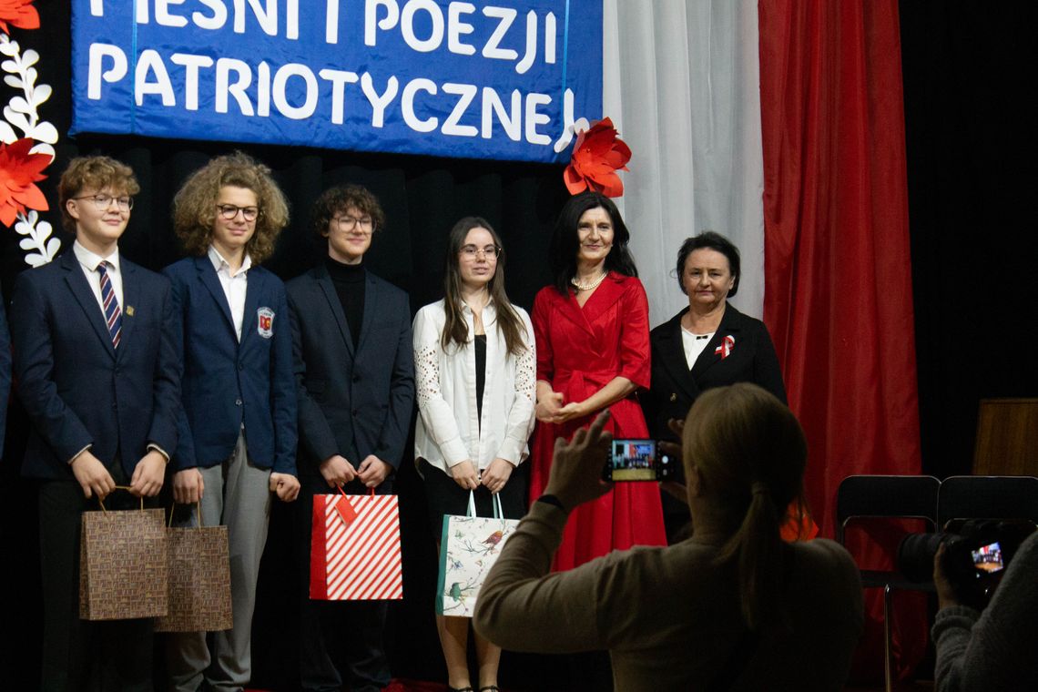 Konkurs pieśni patriotycznej - pierwsza nagroda dla ZSP nr 1 wśród szkół ponadpodstawowych.