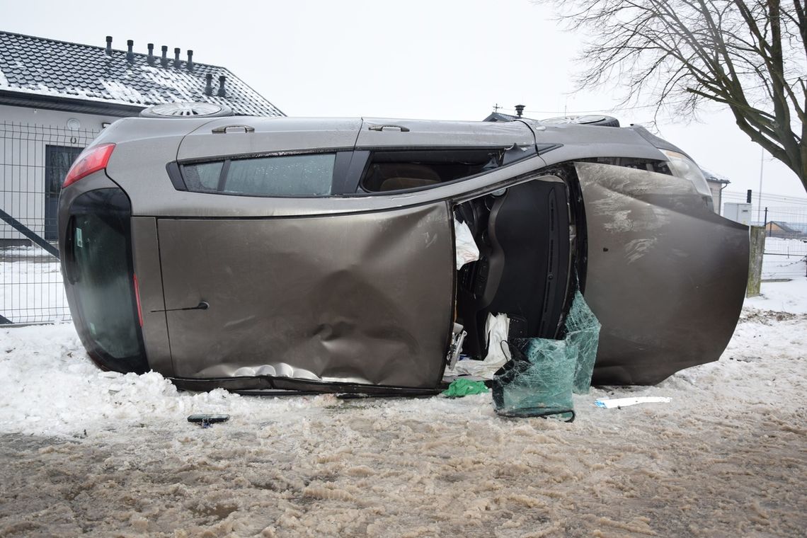 Kradzione auto i 1,2 promila — 27-latek doprowadził do dachowania