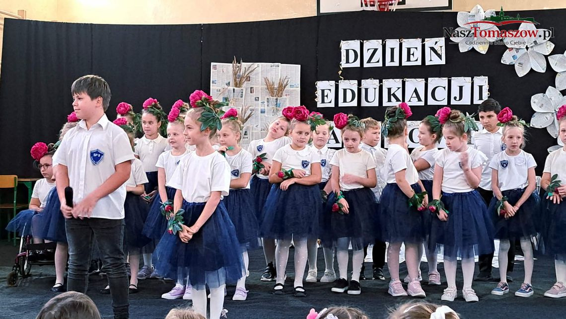 Kwiaty, muzyka i szkolne wspomnienia. Wyjątkowa uroczystość w tomaszowskiej Dziewiątce! Kwiaty, muzyka i szkolne wspomnienia. Wyjątkowa uroczystość w tomaszowskiej Dziewiątce!